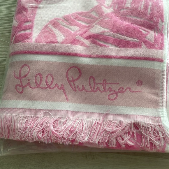 Lilly Pulitzer pink GWP towel nwt - Picture 3 of 3